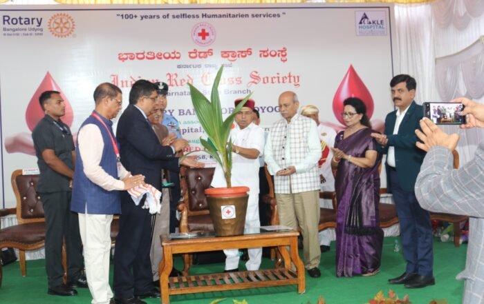 Dr Prabhakar Kore and dignitaries at Rotary Red Cross Blood Centre launch