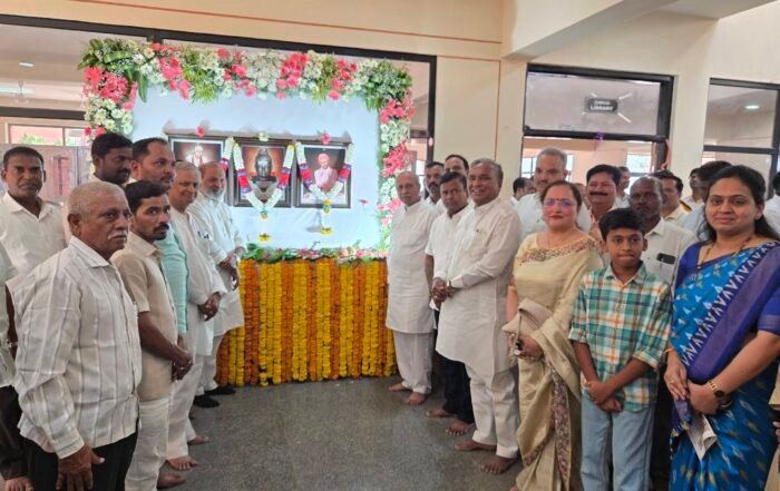 Dr Prabhakar Kore with other dignitaries at the inauguration of the Residential College for Girls at Koppal