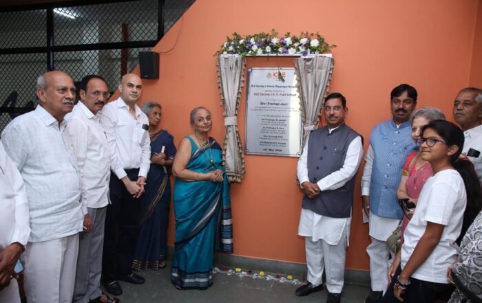 Dr. Prabhakar Kore honors the legacy of philanthropist Shri K.F. Patil at the renaming ceremony of the KLE Society’s K.F. Patil School in Rajajinagar, Bengaluru.