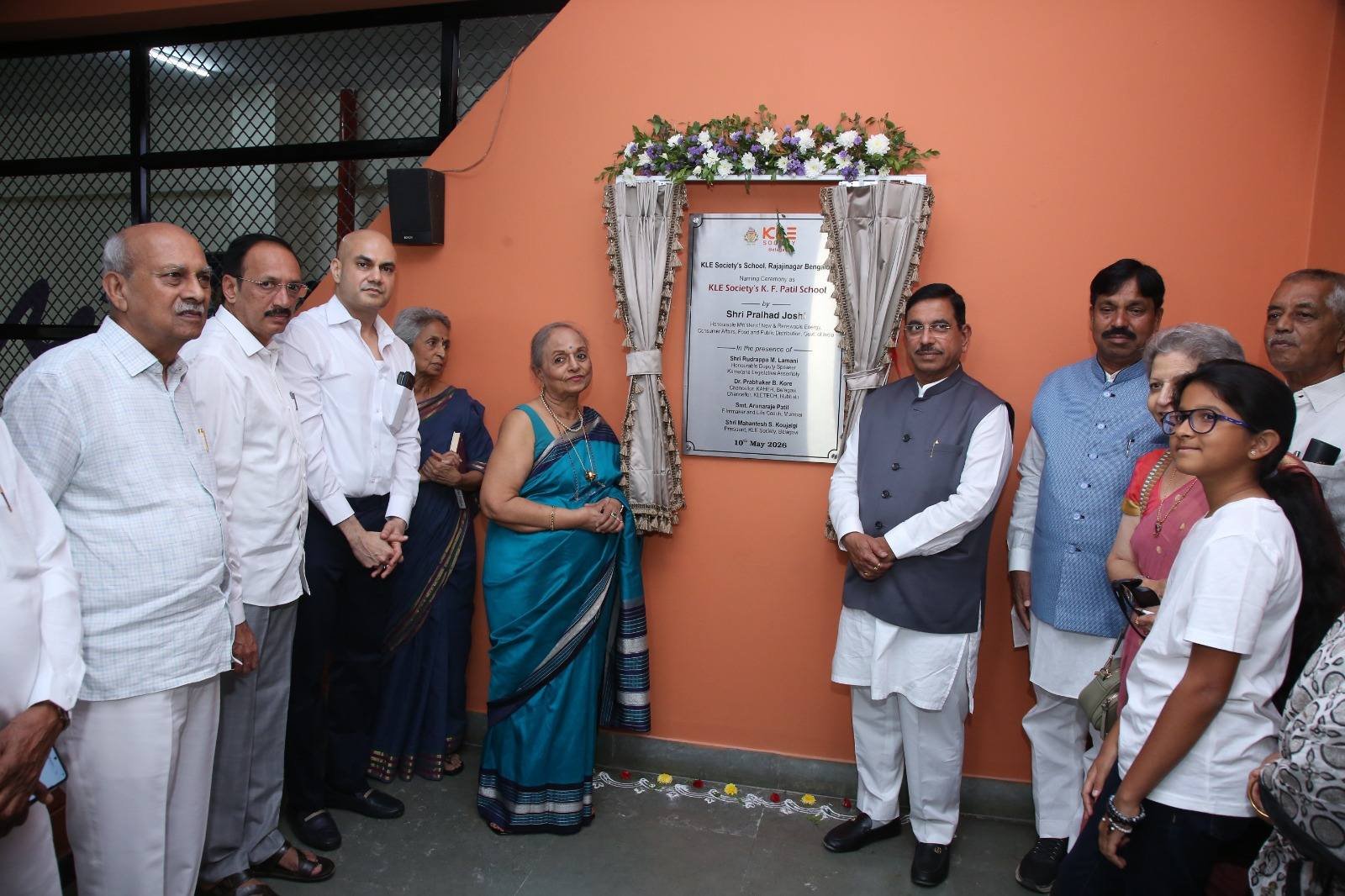 Dr. Prabhakar Kore honors the legacy of philanthropist Shri K.F. Patil at the renaming ceremony of the KLE Society’s K.F. Patil School in Rajajinagar, Bengaluru.