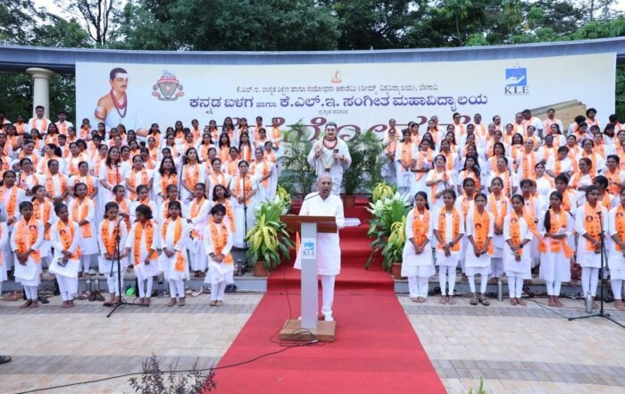 Dr. Prabhakar Kore addresses Vachanotsava 2026 at KAHER's JNMC campus, where over 1,000 participants performed a mass singing tribute of Basavanna's Vachanas.