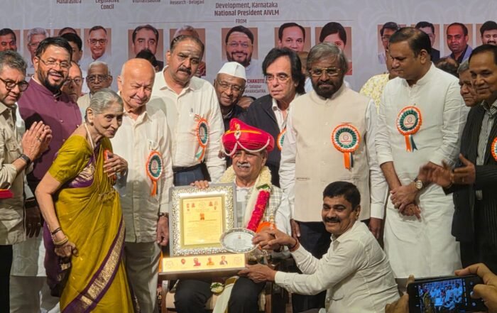 Prabhakar Kore receiving the Veershaiva Ratna Award in Mumbai in the presence of prominent dignitaries and Veershaiva Lingayat community leaders.