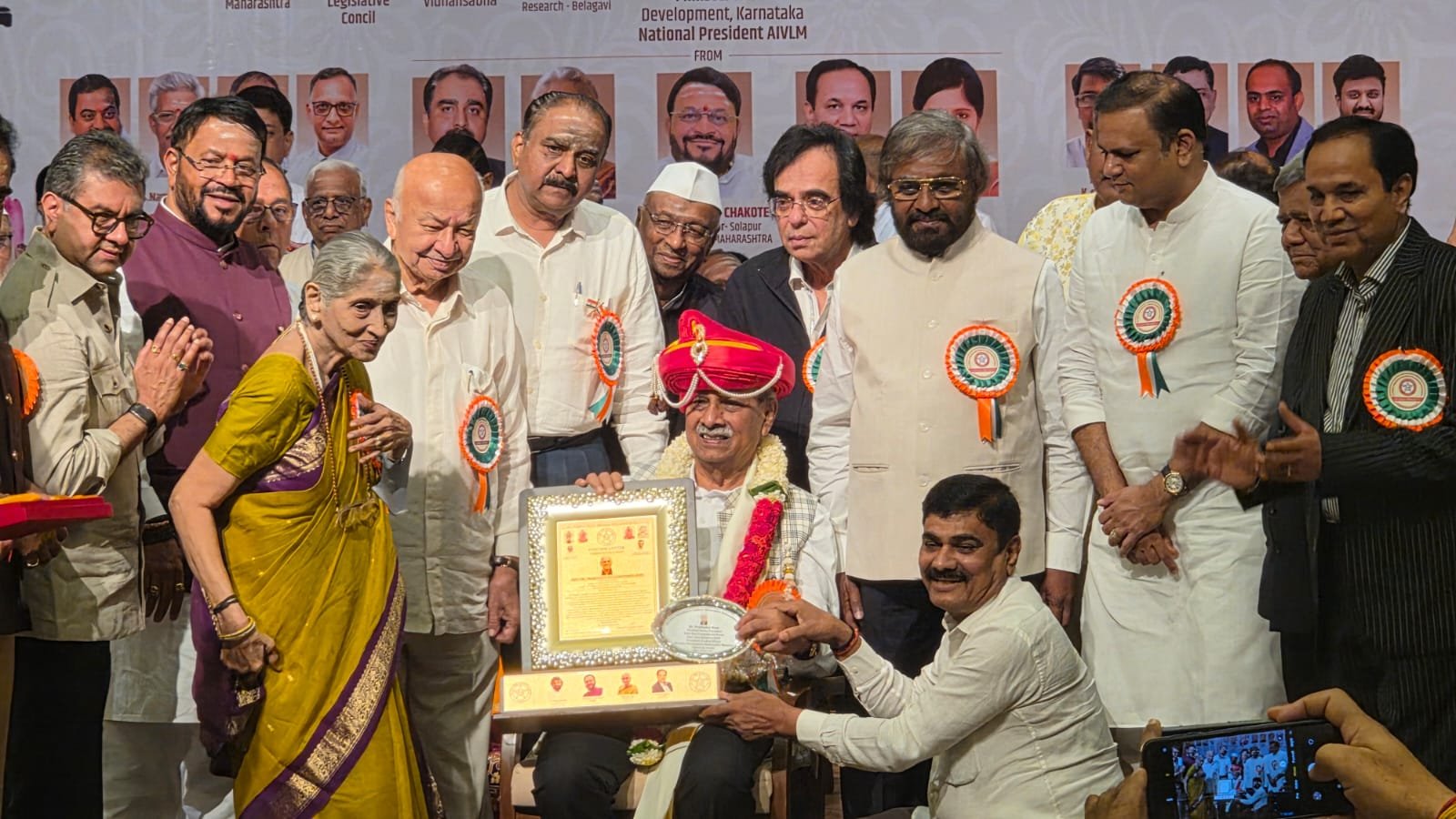 Prabhakar Kore receiving the Veershaiva Ratna Award in Mumbai in the presence of prominent dignitaries and Veershaiva Lingayat community leaders.