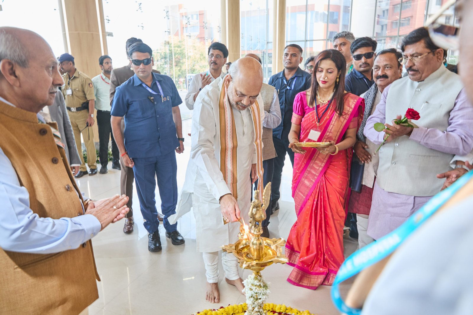 Amit Shah inaugurates KLE’s 1,200-bed hospital in Hubballi in the presence of dignitaries.